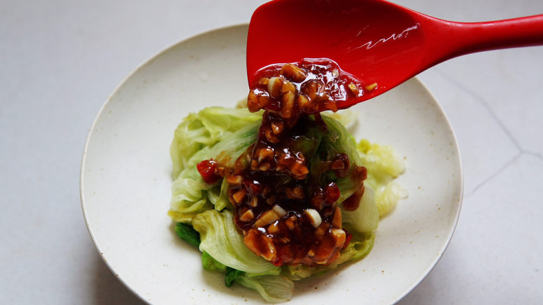 蒜蓉生菜,将蒜蓉蚝油汁淋在控干水的生菜上,这一步就是酒店大厨的秘招,在家一样可以做出蒜蓉生菜。