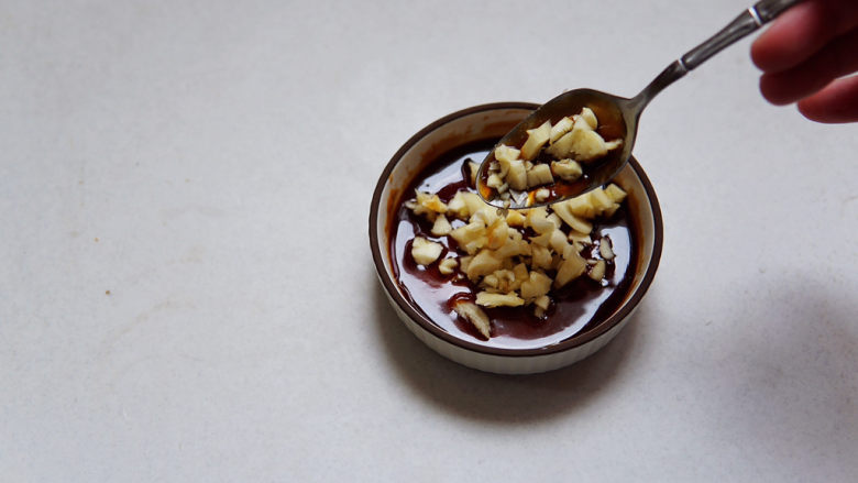 蒜蓉生菜,加入一半的蒜蓉搅拌均匀,这样做是为了增加蒜香味儿。