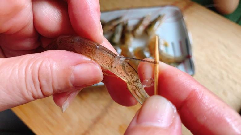耳光炒饭(内附视频),鲜虾用牙签从尾部签出虾线。