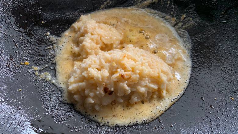 耳光炒饭(内附视频),加入裹好蛋液的米饭,快炒防止糊锅。