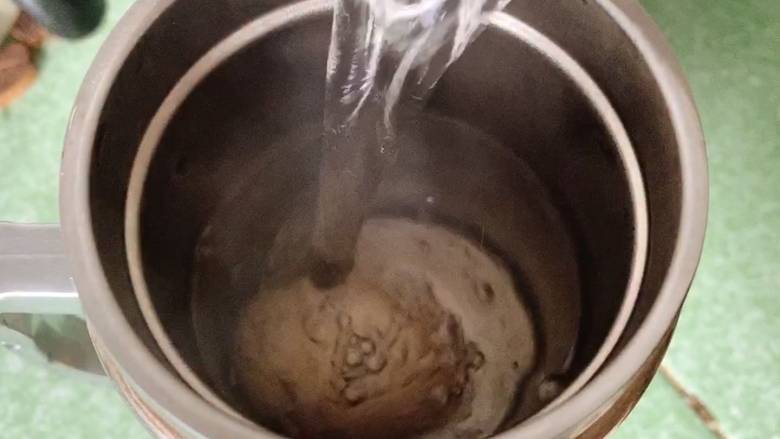 耳光炒饭(内附视频),加入70度左右的热水,温个温泉蛋。(利用煎火腿的时间)