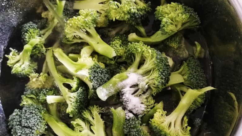 干锅西兰花,清水里加一小勺小苏打,泡几分钟清水洗干净。