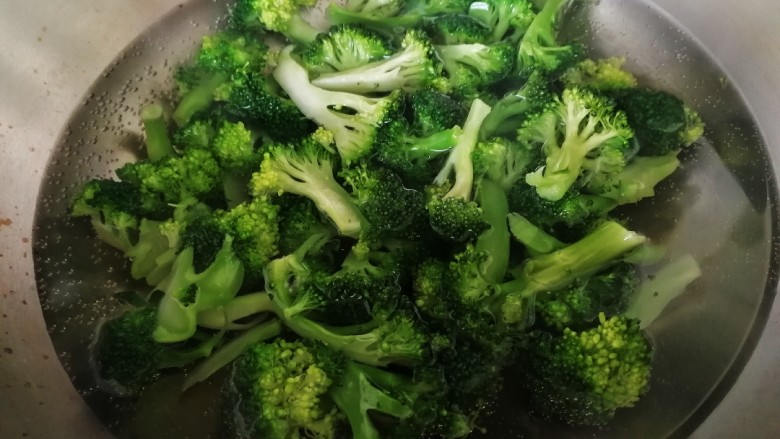 干锅西兰花,水开放入西蓝花,焯水半分钟。(不要焯久了,营养流食也影响口感)
