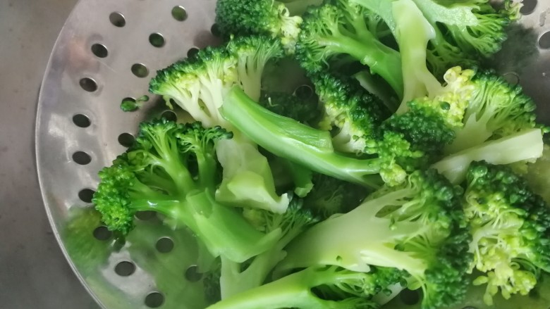 干锅西兰花,捞出控水(不过凉水)
