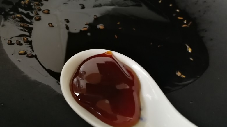 干锅西兰花,关火,放入一汤匙<a style='color:red;display:inline-block;' href='/shicai/ 721'>蚝油</a>。