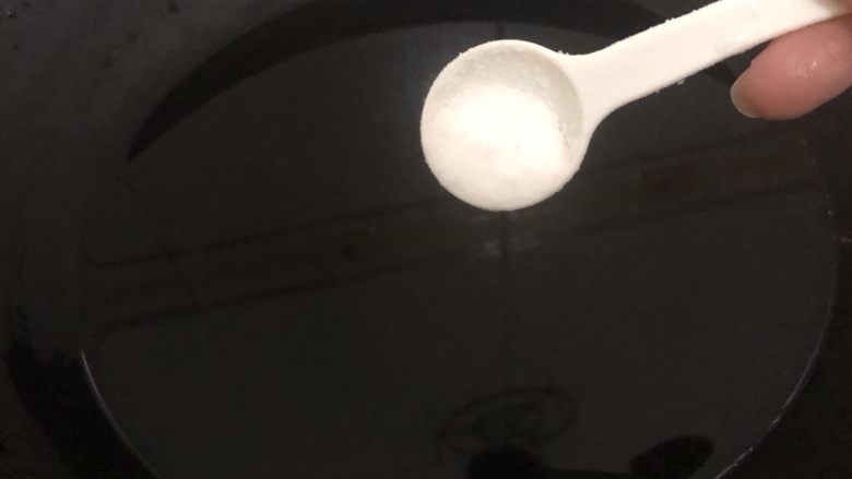耳光炒饭,锅里加入适量的水,放一勺盐盖盖大火烧