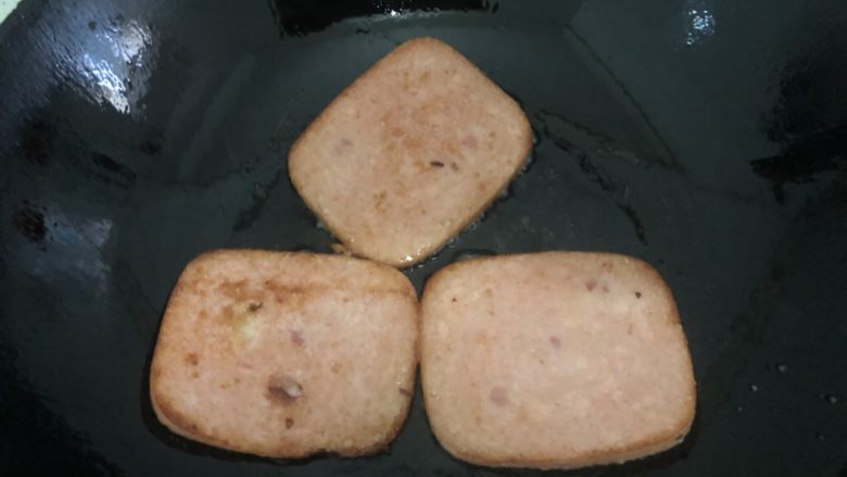 耳光炒饭,洗锅,锅里放少许油,然后下午餐肉煎至两面微黄,装起备用