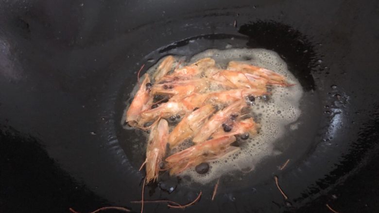 耳光炒饭,锅里中小火烧干下油,油热下虾头,翻炒金黄变色,捞出,(喜欢吃虾头的撒点盐,很香脆噢)