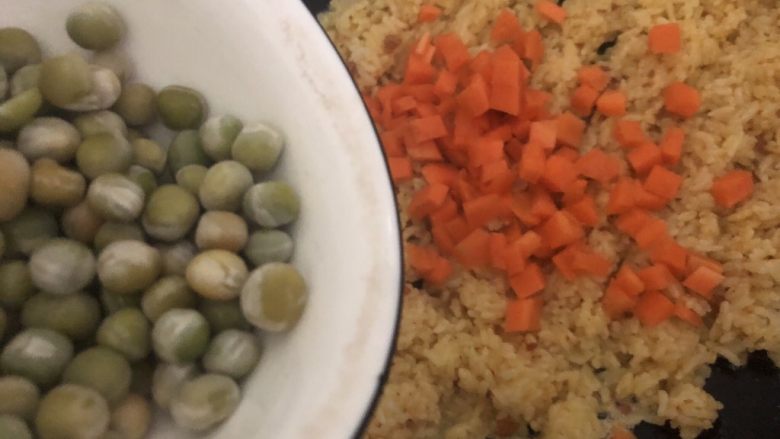 耳光炒饭,加入红萝卜,碗豆翻炒三分钟左右