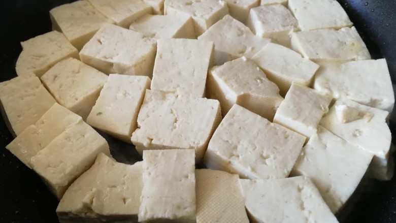 小白菜炖豆腐,放入豆腐,文火慢煎。
