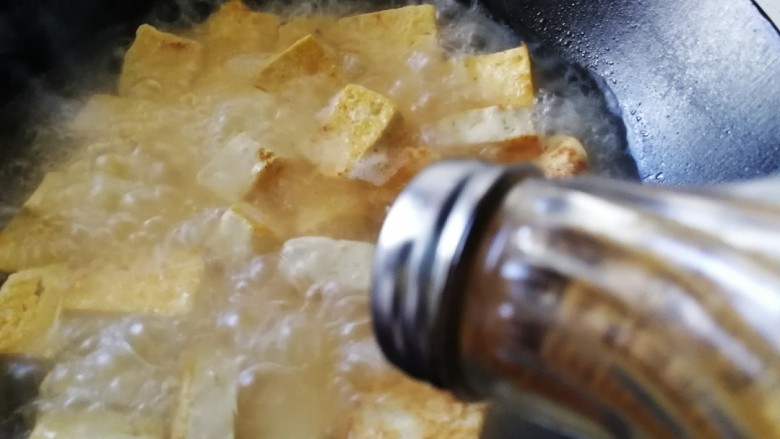小白菜炖豆腐,大火烧开,放入半小勺<a style='color:red;display:inline-block;' href='/shicai/ 744'>五香粉</a>。