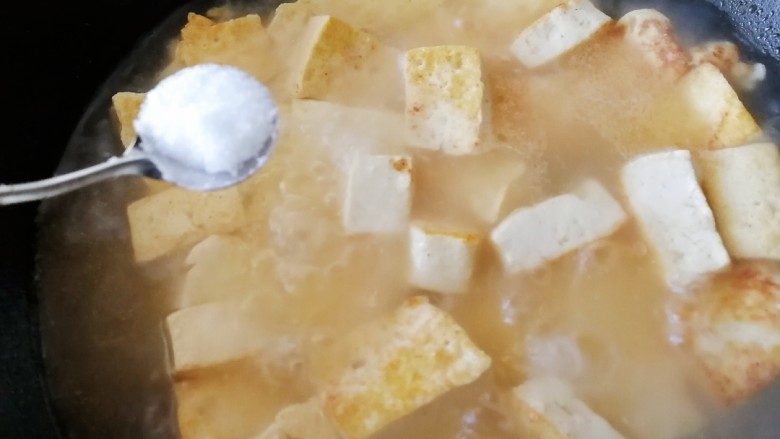 小白菜炖豆腐,文火炖8分钟,加一小勺盐。