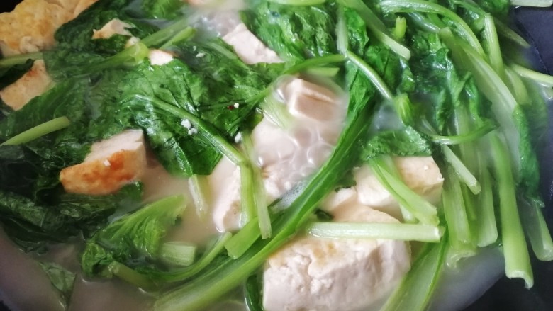 小白菜炖豆腐,中小火炖3分钟。