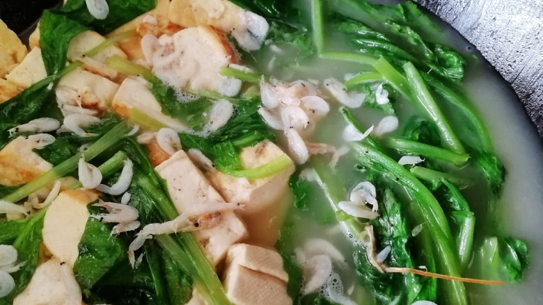 小白菜炖豆腐,放入虾皮,中小火炖2分钟。