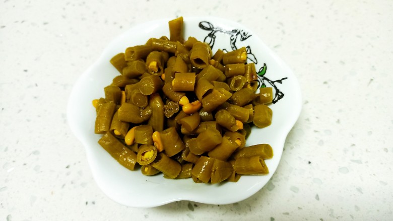 酸辣宽粉,<a style='color:red;display:inline-block;' href='/shicai/ 5085'>酸豆角</a>冲洗干净切成成丁