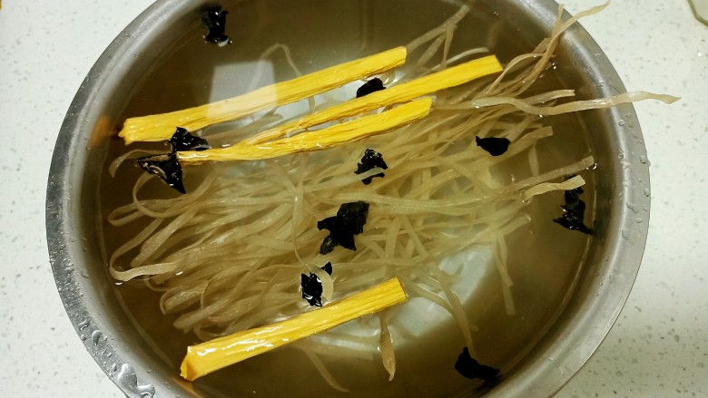 酸辣宽粉,将木耳 腐竹 红薯粉条泡软