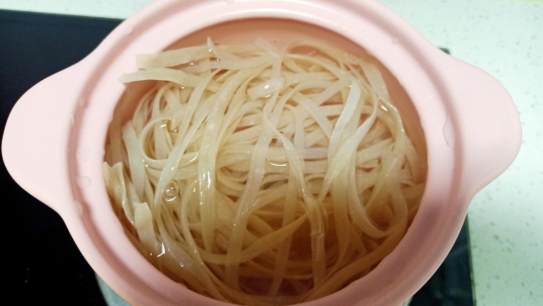 酸辣宽粉,加入清水