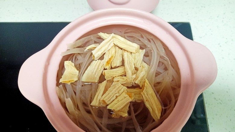 酸辣宽粉,放入腐竹