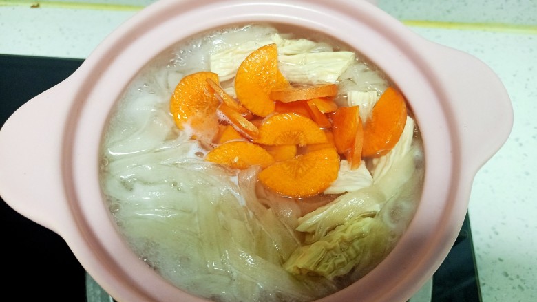 酸辣宽粉,水开后转中小火 ,放入胡萝卜