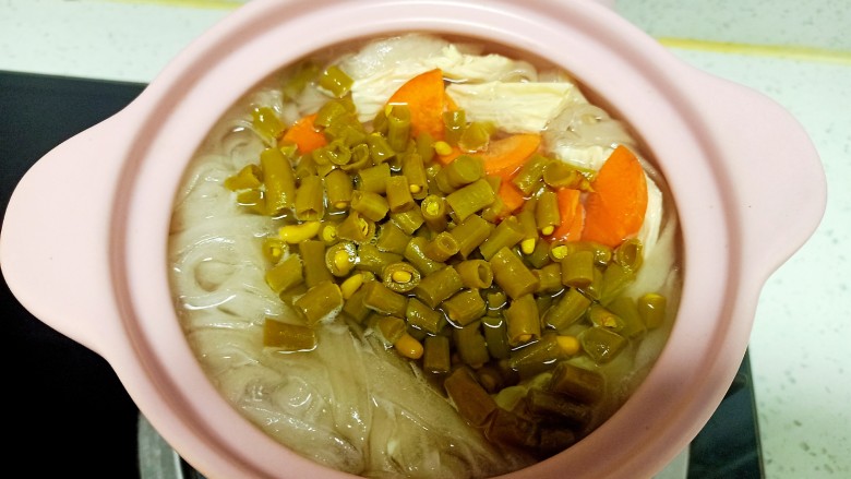 酸辣宽粉,放入酸豆角