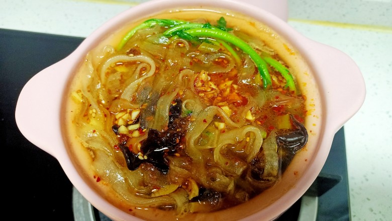 酸辣宽粉,放入<a style='color:red;display:inline-block;' href='/shicai/ 134'>茼蒿</a>,倒入调料汁