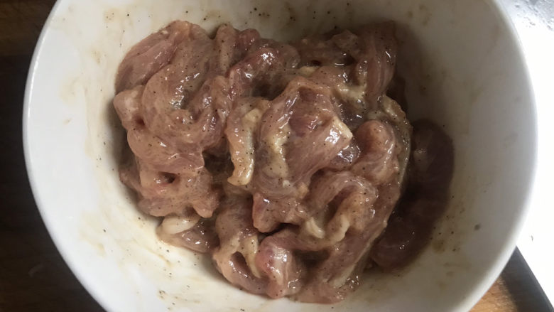 毛豆炒肉丝,抓拌均匀腌制半小时