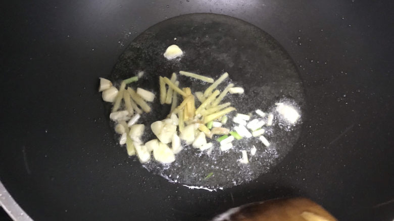毛豆炒肉丝,起锅热油,下葱姜蒜爆香