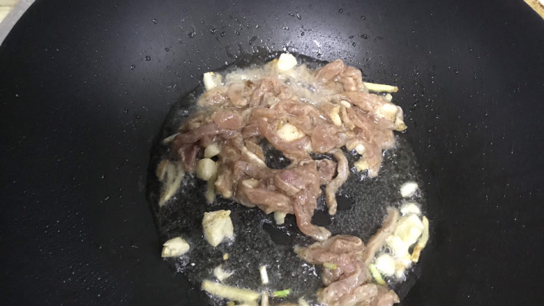 毛豆炒肉丝,下肉丝翻炒至变色