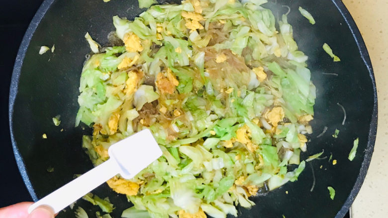 包菜炒粉丝,根据口味撒入盐,一直翻炒至熟