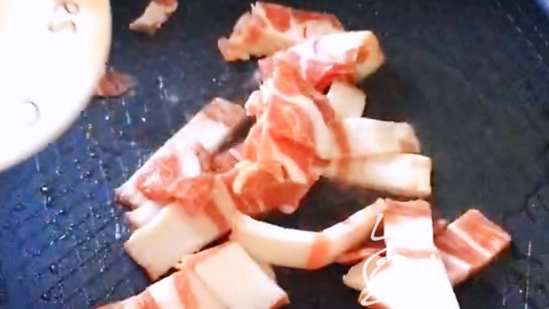 青椒土豆片,油锅烧热,放入猪肉片翻炒片刻