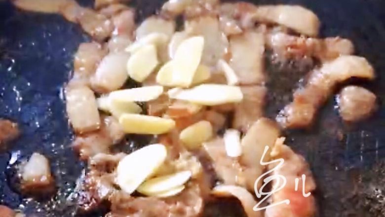 青椒土豆片,肉片炒变色,放入大蒜片翻炒