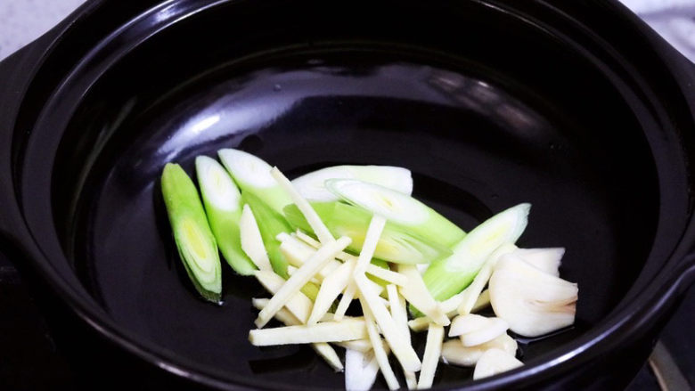 红烧鱼块,砂锅中倒入适量的食用油烧热,放入葱姜蒜爆香