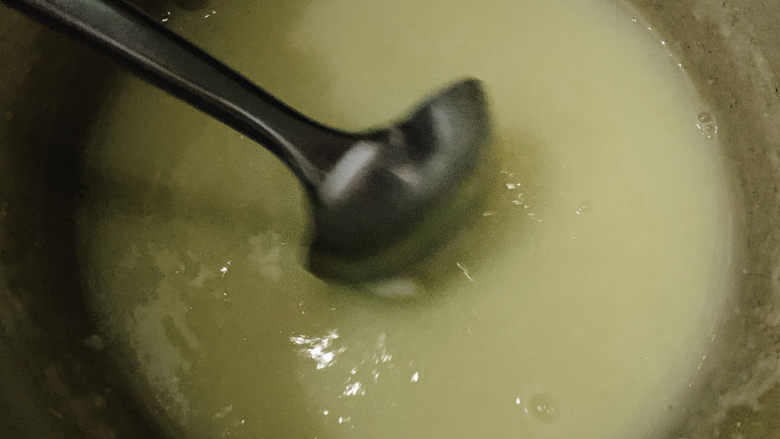 玉米南瓜粥,中火煮开后,转小火边搅拌边煮,防止糊锅。
