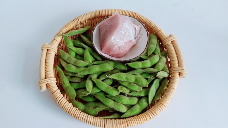 毛豆炒肉丝,今天老家刚摘的<a style='color:red;display:inline-block;' href='/shicai/ 67'>毛豆</a>,特别地新鲜。