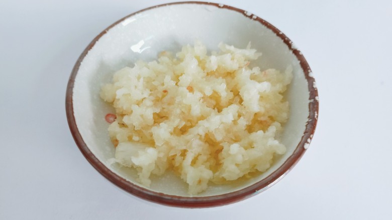 毛豆炒肉丝,大蒜用刀背拍一下,剥壳就很简单,再剁成蒜泥。