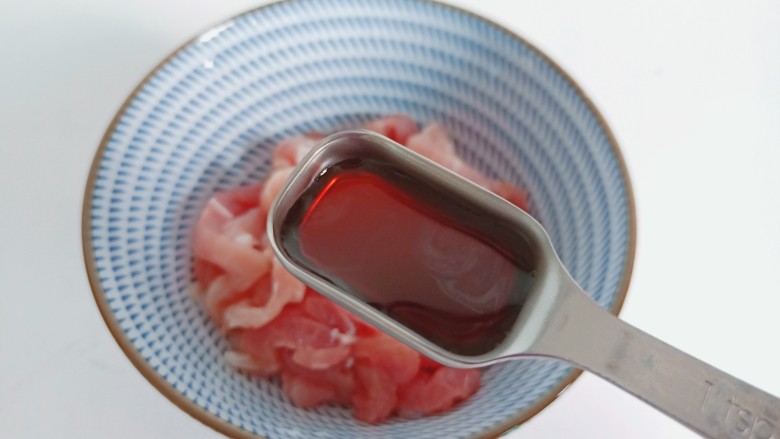 毛豆炒肉丝,猪肉切细丝,加料酒、生抽、蚝油各1勺。