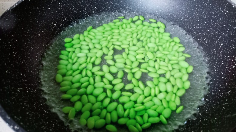 毛豆炒肉丝,锅里多放一点清水,水开后下毛豆。