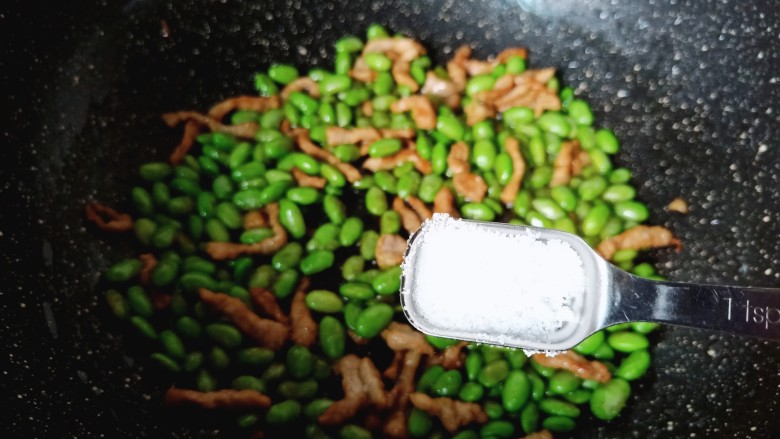 毛豆炒肉丝,加盐调味翻炒均匀即可关火盛盘了!