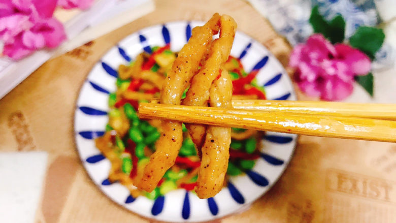 毛豆炒肉丝,盛入盘中开吃了,肉丝滑嫩爽口