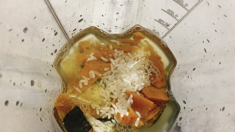 红薯南瓜粥,加入比食材多出一半的水,因为选用的是贝贝南瓜,是比较干的粉软、沙沙的口感。