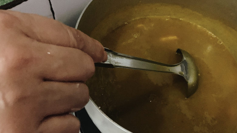 红薯南瓜粥,用汤勺搅拌,大火开煮。