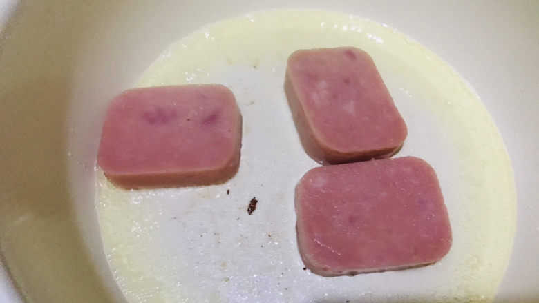 耳光炒饭,起油锅,把午餐肉两边都煎黄