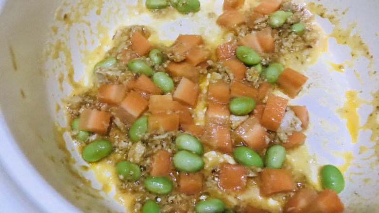 耳光炒饭,再加入胡萝卜粒和豆子,翻炒一下