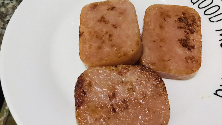 耳光炒饭,大概两边各煎一分钟,取出备用