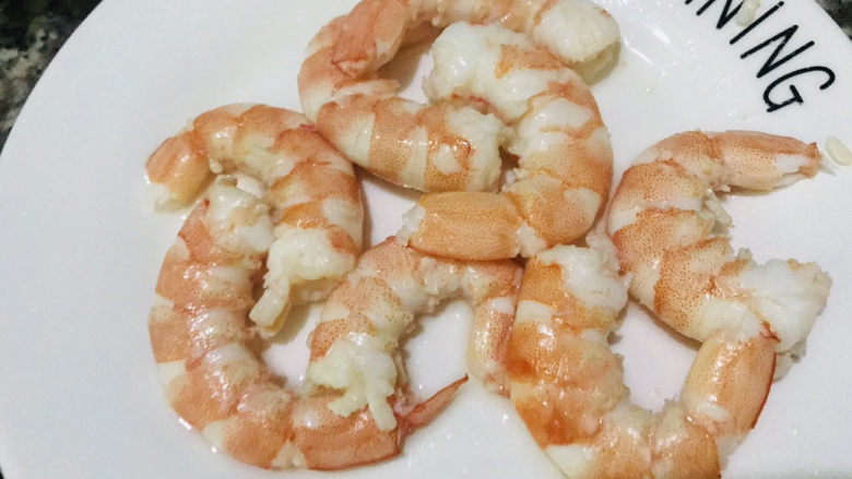 耳光炒饭,捞起,去皮备用