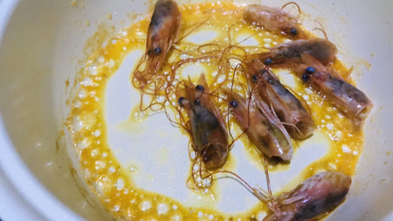 耳光炒饭,起油锅,把虾头放进锅中煸出虾油