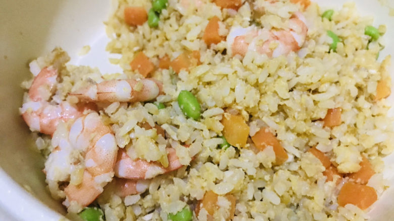 耳光炒饭,最后加入虾仁,翻炒至米饭水分明显减少