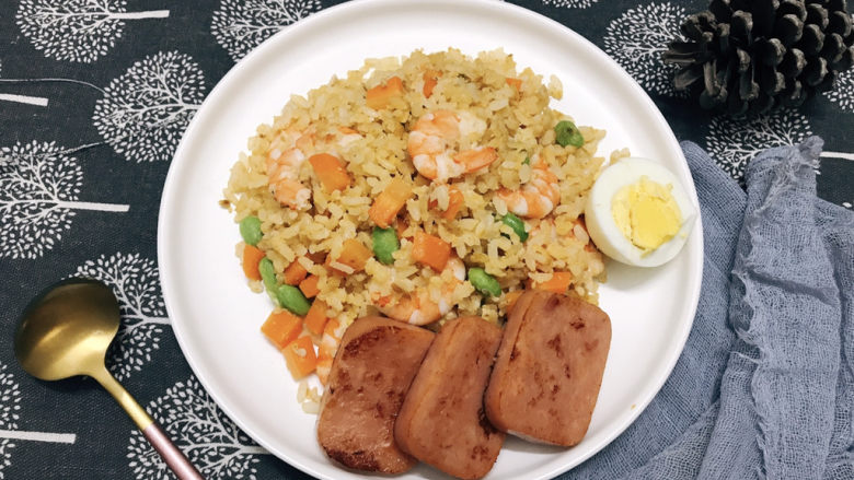 耳光炒饭,用碟子装起炒饭,摆盘