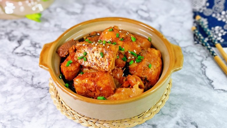 红烧鱼块,盛出装盘,撒上葱花与<a style='color:red;display:inline-block;' href='/shicai/ 141911'>熟白芝麻</a>。