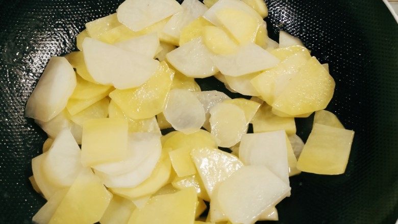 青椒土豆片,放入土豆片,翻炒变色。